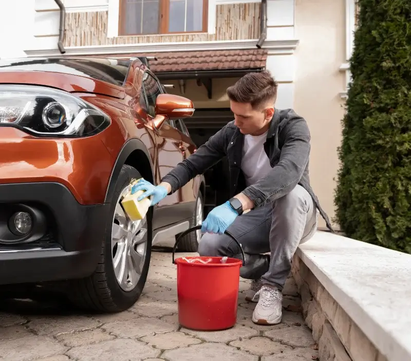 Lavage auto à domicile Saint-Cernin-de-Larche : professionnel intervenant sur un véhicule